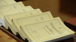 Tomy akt dokumentacji rosyjskiego śledztwa ws. zbrodni katyńskiej. Fot. PAP/J. Turczyk