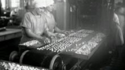 Fabryka czekolady i cukrów A. Piaseckiego S.A. w Krakowie - gotowe wyroby cukiernicze. 1932 r. Fot. NAC