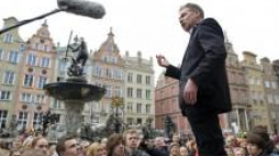Mirosław Baka recytuje fragment Hamleta Williama Szekspira przy Długim Targu w Gdańsku. Fot. PAP/A. Warżawa