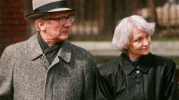 Erich Honecker i jego żona Margot na terenie chilijskiej ambasady w Moskwie. 1992-04-17. Fot. PAP/EPA