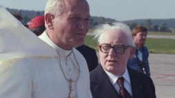 Papież Jan Paweł II na lotnisku Balice, z prawej przew. Rady Państwa Henryk Jabłoński. 23.06.1983. Fot. PAP/J. Ochoński