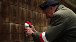 Bliscy oficerów WP przy tablicach poświęconych pamięci pomordowanych. Katyń, Rosja. 10.04.2010. Fot. PAP/G. Jakubowski 