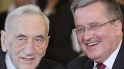 Tadeusz Mazowiecki i prezydent Bronisław Komorowski podczas uroczystości. Warszawa, 18.04.2012. Fot. PAP/P. Supernak