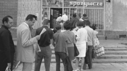 Kolejka do sklepu spożywczego w Warszawie. Fot. PAP/Moroz