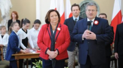 Prezydent Bronisław Komorowski i Anna Komorowska podczas spotkania w Pałacu Prezydenckim z uczniami. Fot. PAP/J. Turczyk