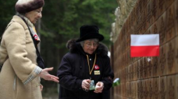 Katyń. Bliscy oficerów WP przy tablicach poświęconych pamięci pomordowanych. Fot. PAP/G. Jakubowski