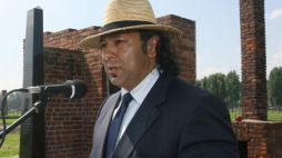 Roman Kwiatkowski podczas Dnia Pamięci o Zagładzie Romów. B. obóz Auschwitz-Birkenau, 02.08.2010. Fot. PAP/J. Bednarczyk