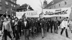 Manifestacja przeciwników stanu wojennego i władz komunistycznych. Warszawa, 1982-05-01. Fot. PAP/CAF 
