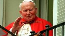 Jan Paweł II błogosławi wiernych z balkonu swej letniej rezydencji w Castel Gandolfo. 1998-04-13. Fot. PAP/EPA 