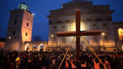 Droga Krzyżowa w Warszawie. Fot. PAP/ T. Gzell