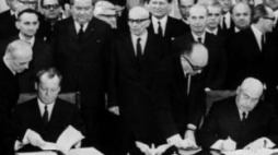 Podpisanie układu o podstawach normalizacji stosunków między PRL i RFN. Warszawa, 1970-12-07. Fot. PAP/M. Musiał