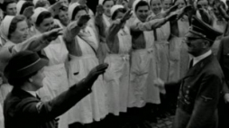 Kobiety z Pomocniczej Służby Kobiet Niemieckiego Czerwonego Krzyża pozdrawiają Adolfa Hitlera. 1943 r. Fot. NAC
