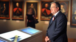 Prezydent Bronisław Komorowski zwiedził wystawę Muzeum Historii Polski "Pod wspólnym niebem". Fot. PAP/J. Turczyk