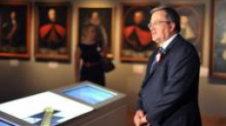 Prezydent Bronisław Komorowski zwiedził wystawę Muzeum Historii Polski "Pod wspólnym niebem". Fot. PAP/J. Turczyk 