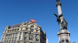 Pomnik Adama Mickiewicza w centrum Lwowa. Fot. PAP/D. Delmanowicz 