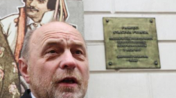 Bogusław Sonik, kolega Stanisława Pyjasa, przed kamienicą przy ul. Szewskiej 7 w Krakowie. Fot. PAP/J. Bednarczyk 