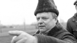 Stanisław Bareja na planie zdjęciowym filmu "Miś". Warszawa 1980. Fot. PAP/CAF/W. Rozmysłowicz 