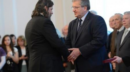 Bronisław Komorowski odznacza Krzyżem Oficerskim Orderu Odrodzenia Polski Piotra Niemczyka. Fot. PAP/J. Turczyk
