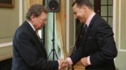 Minister Radosław Sikorski odznacza prof. Andrzeja Rottermunda. Fot. PAP/P. Supernak