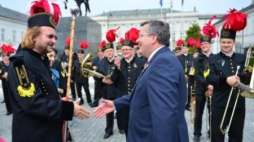 Prezydent Bronisław Komorowski podczas koncertu orkiestry górniczej kopalni „Staszic”. Fot. PAP/J. Turczyk