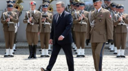 Prezydent RP Bronisław Komorowski i dowódca Garnizonu Warszawa gen. bryg. Wiesław Grudziński. Fot. PAP/T. Gzell