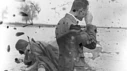 "Polowanie na kaczki na jeziorze Cholcza". Fot. Z. Chomętowska. Źródło: Chomętowscy/Fundacja Archeologia Fotografii