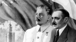Józef Stalin i Bolesław Bierut - plakat wydany z okazji Miesiąca Pogłębiania Przyjaźni Polsko-Radzieckiej. Fot. PAP/CAF