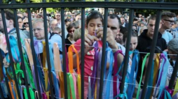 Wstążki z imionami dzieci z getta warszawskiego, które wywieziono na śmierć do obozu w Treblince. Fot. PAP/T. Gzell