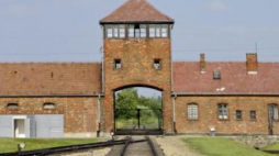 Tory wiodące do Bramy Śmierci KL Auschwitz II-Birkenau. Fot. PAP/J. Ochoński