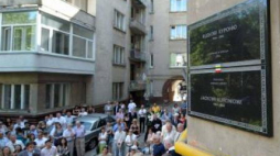 Tablica poświęcona Jackowi Kuroniowi we Lwowie. Fot. PAP/D. Delmanowicz