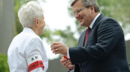 Bronisław Komorowski odznaczył Krzyżem Kawalerskim Orderu Odrodzenia Polski Irenę Eriksson. Fot. PAP/R. Pietruszka