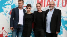 Aktorzy Jakub Wesołowski i Anna Próchniak, reżyser Jan Komasa oraz producent Michał Kwieciński. Fot. PAP/T. Gzell