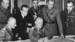 Gen. Sikorski z oficerami nad mapą. Po jego prawej stronie stoi gen. Klimecki. Fot. NAC