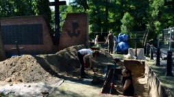 IPN prowadzi ekshumacje ofiar terroru komunistycznego na tzw. Łączce na Powązkach Wojskowych. Fot. PAP/R. Pietruszka