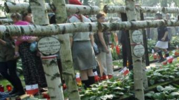 Warszawiacy przy powstańczych mogiłach na Wojskowych Powązkach. Fot. PAP/R. Pietruszka