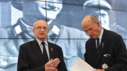 Prezes ZG Związku Powstańców Warszawskich Zbigniew Ścibor-Rylski (P) i wiceprezes Edmund Baranowski. Fot. PAP/R. Guz