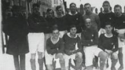Drużyna Polski na mecz z Węgrami, rozegrany w Budapeszcie 18.12.1921. Tadeusz Synowiec (klęczy 2. z prawej). Fot. NAC
