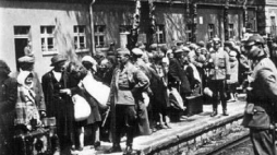 Żydzi na dworcu kolejowym w Olkuszu przed wywiezieniem na zagładę, czerwiec 1942 r.