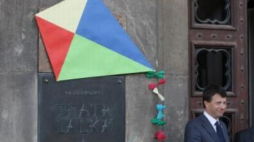 Rzecznik Praw Dziecka Marek Michalak przy wejściu do Teatru Lalka. Fot. PAP/P. Supernak