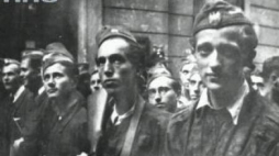 Powstańcy biorący udział w walkach o PAST-ę podczas Powstania Warszawskiego. Fot. NAC