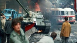Mieszkańcy Pragi rzucają koktajle Mołotowa, próbując zatrzymać wjeżdżające sowieckie czołgi. 21.08.1968. Fot. PAP/CTK 
