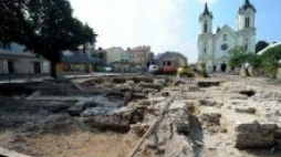 Odkopane fundamenty kościoła kościoła św. Michała w Sanoku. Fot. PAP/D. Delamanowicz