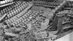 Widok auli Wyższej Szkoły Pedagogicznej po wybuchu. Fot. PAP/R. Okoński