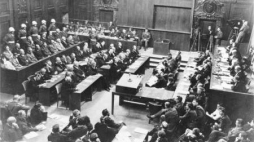 Sala rozpraw podczas procesu norymberskiego. Źródło: Bundesarchiv, Bild 183-H27798 / CC-BY-SA.