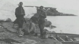 Polska ekspedycja polarna na Wyspie Niedźwiedziej. Od lewej: Czesław Centkiewicz i telegrafiści:Oien i Andress. Fot. NAC