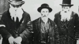 Żydzi w jednym z gett założonych przez Niemców na ziemiach polskich. Fot. NAC