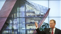 remier Donald Tusk na tle wizualizacji gmachu Muzeum II Wojny Światowej. Fot. PAP/A. Warżawa