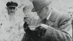 Chaim Rumkowski sprawdza smak zupy w jednej z publicznych kuchni getta. Fot. Wikimedia Commons