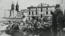 Rumkowski przemawia do mieszkańców łódzkiego getta na tzw. "placu strażackim". Fot. Wikimedia Commons