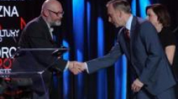 Reżyser Wojciech Smarzowski odbiera nagrodę z rąk ministra Bogdana Zdrojewskiego. Fot. PAP/R. Guz